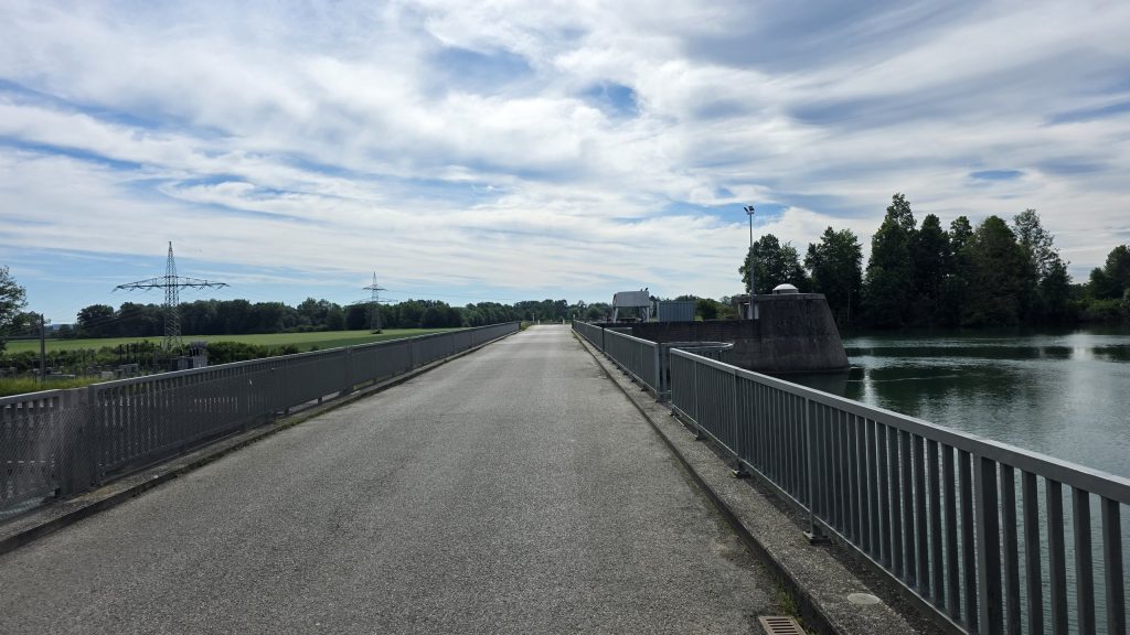 Staumauer am Lech bei Mering
