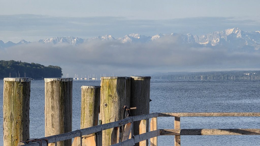 Alpenkette über dem Ammersee am frühen Morgen
