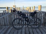 Bepacktes Gravelbike auf dem Dampfersteg in Stegen am Ammersee