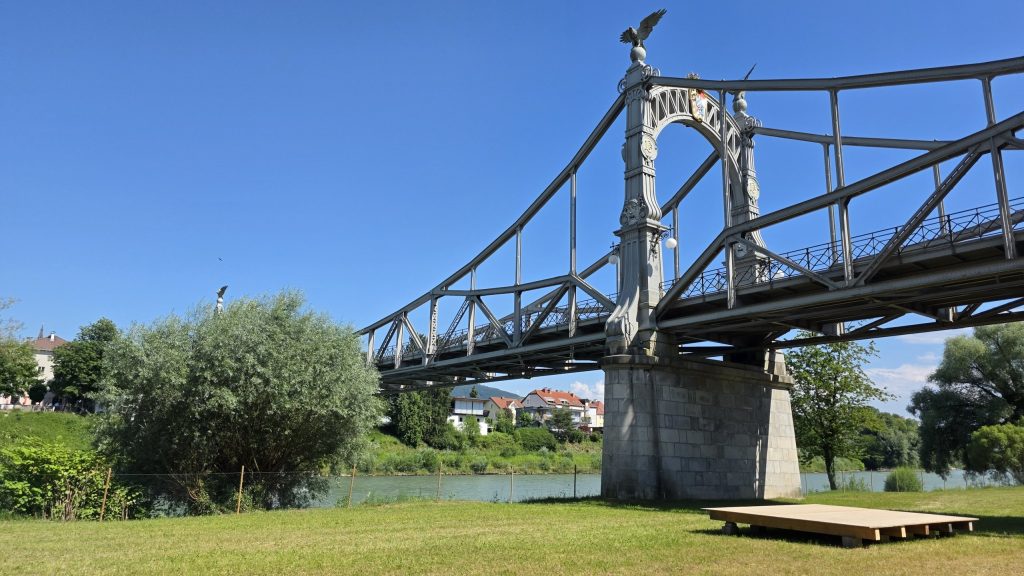Hängebrücke über die Salzach in Laufen