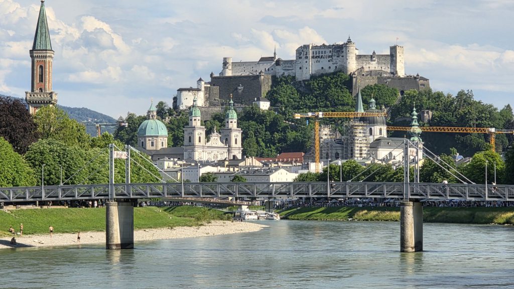 Blick über die Salzach auf die Altstadt von Salzburg und die Festung Hohensalzburg