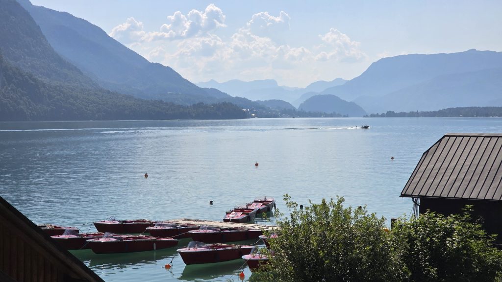 Bootshäuser am Wolfgangsee bei Lueg
