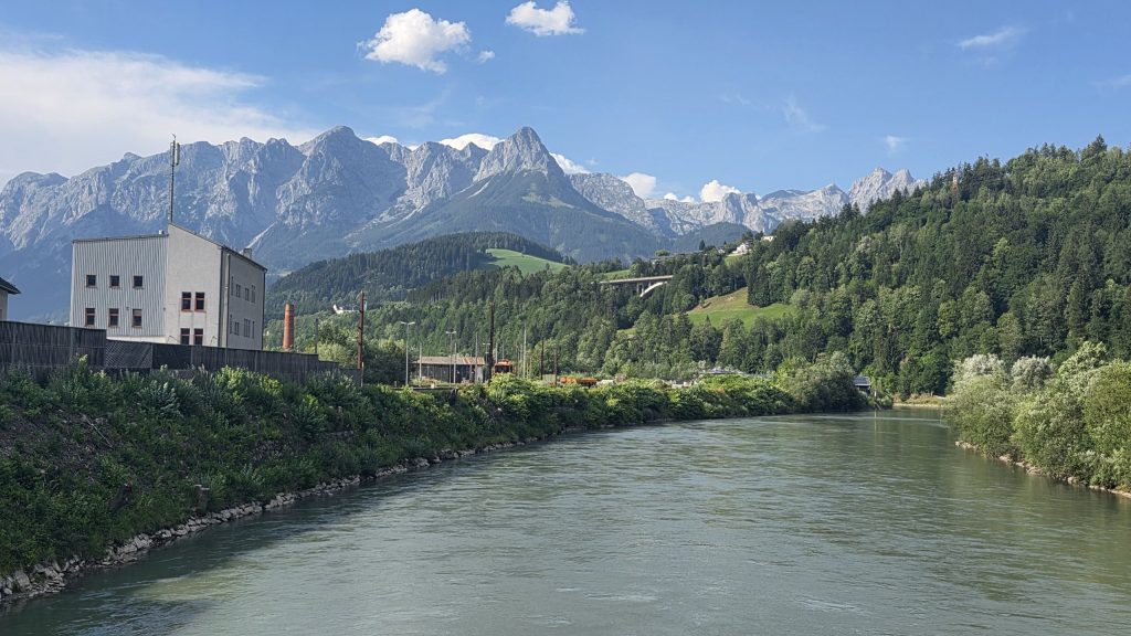 Die Salzach in Bischofshofen vor den Bergen