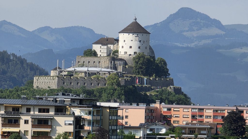 Festung Kufstein vor den Bergen