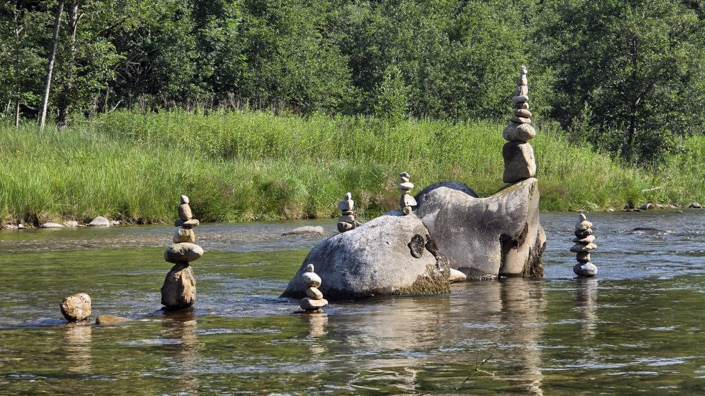 Steinmännchen auf einer Kiesbank der Isar