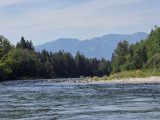 Die Isar unterhalb von Bad Tölz mit den Bergen im Hintergrund