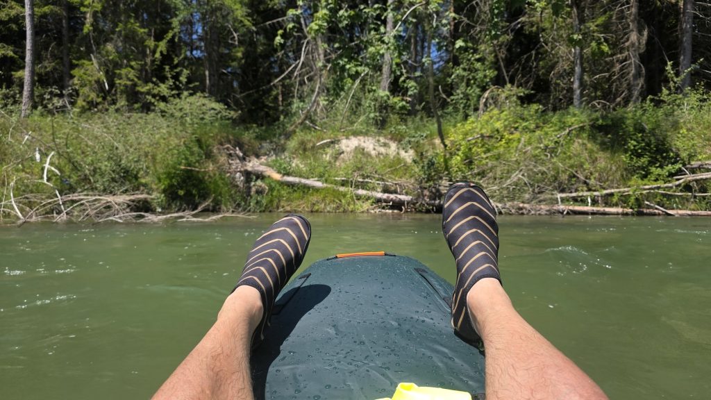 Füße auf dem Packraft auf der Isar