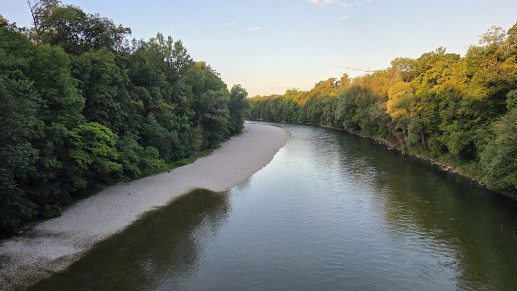 Die Isar an der Max-Joseph-Brücke im Morgenlicht