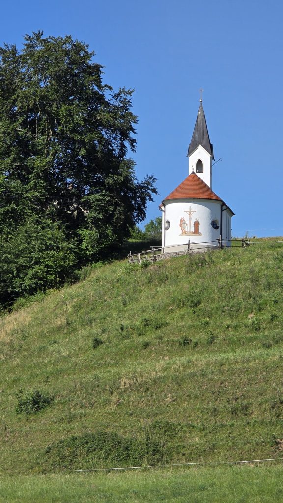 Kleine Kapelle auf einem Hügel bei Grub