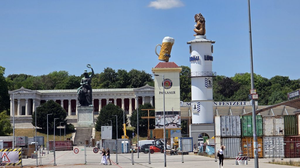 Bavaria und Oktoberfest-Aufbau auf der Theresienwiese