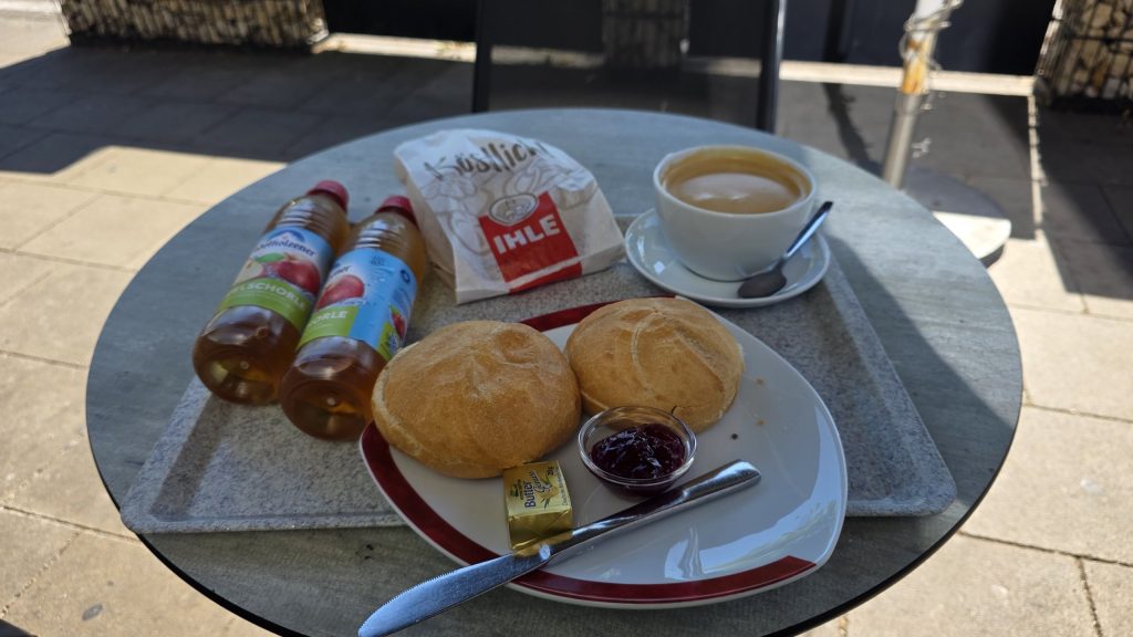 Frühstück mit Semmeln und Kaffee in Erding