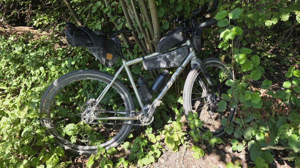 Bepacktes Gravelbike im Grünen bei Oberneuching