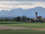 Kirche bei Wimpersing vor der Alpenkette