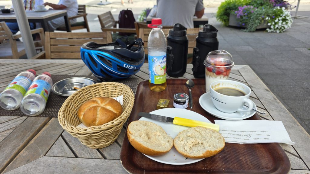 Frühstück mit Semmeln und Kaffee in Engerloh