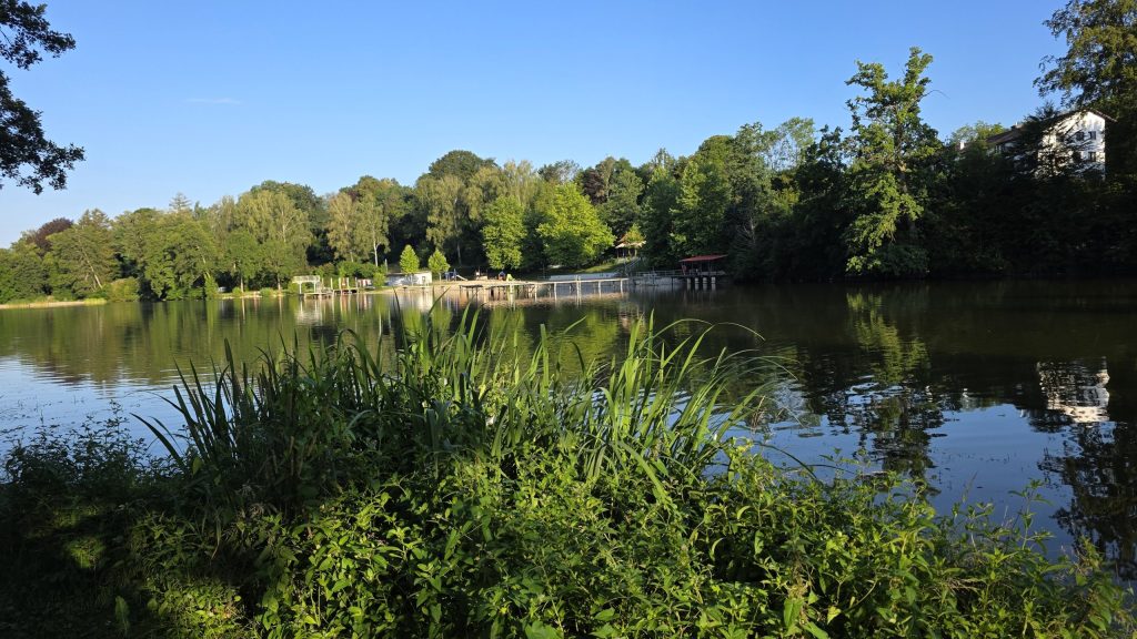 Haus mit Spiegelung in einem Weiher bei Reith
