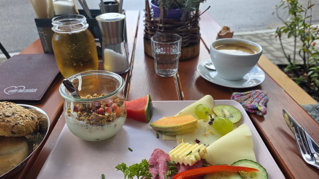 Frühstück mit Müsli, Käse, Obst und Kaffee in Poigenberg