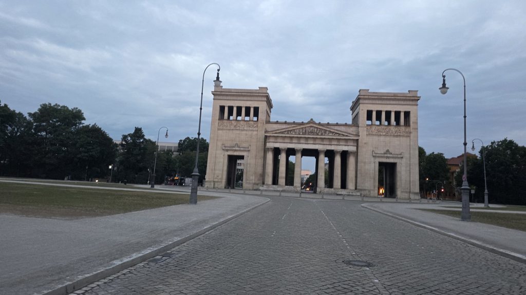 Propyläen am Königsplatz in München am frühen Morgen