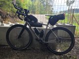 Bepacktes Gravelbike an einem Zaun bei Niederseeon