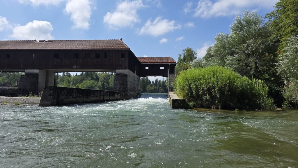 Überdachte Brücke und Floßrutsche bei Aumühle