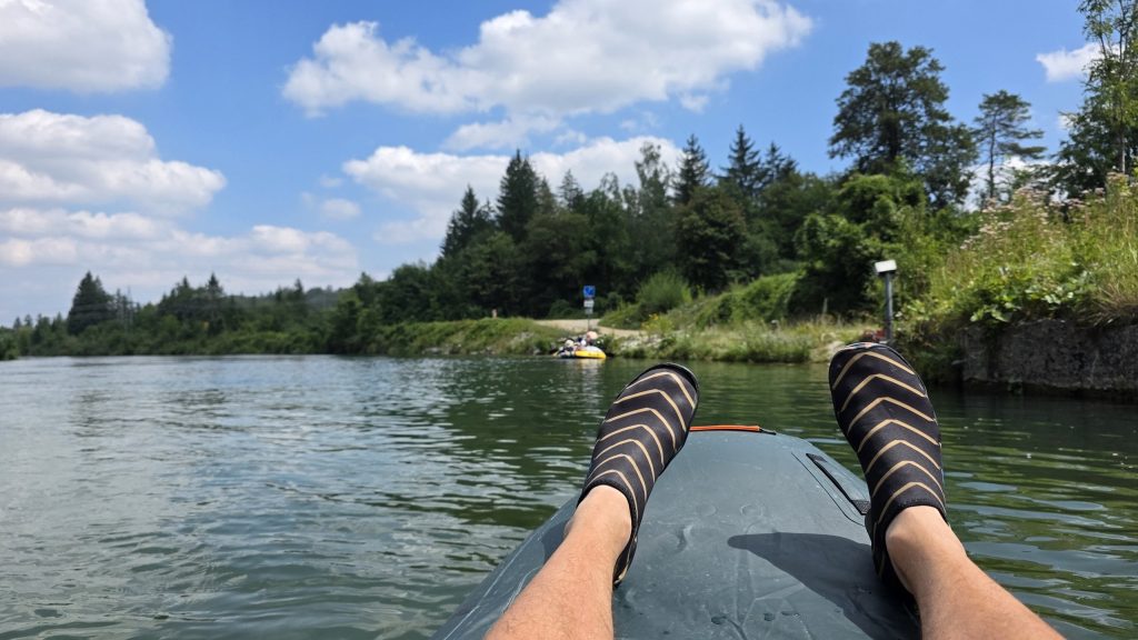 Füße auf dem Packraft auf der Isar