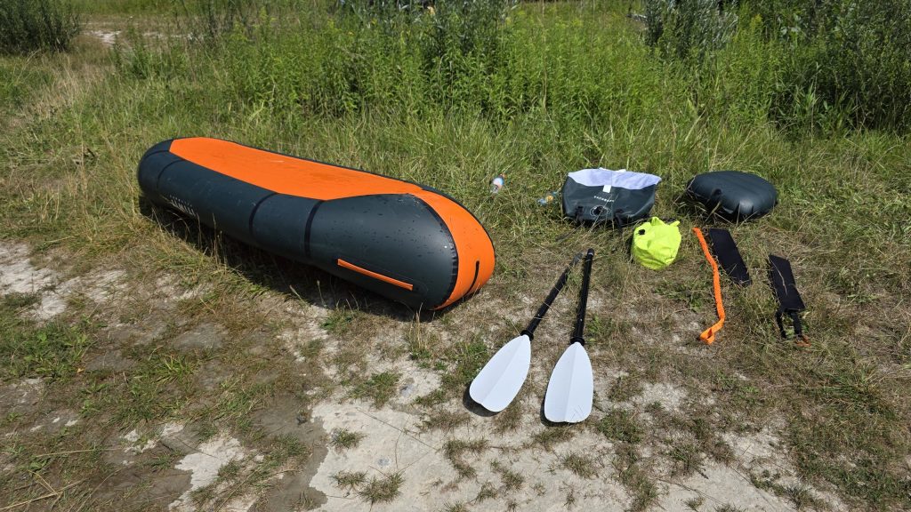Packrafts und Paddel trocknen nach der Tour