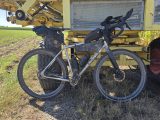 Bepacktes Gravelbike vor einer Landmaschine bei Ottendichl