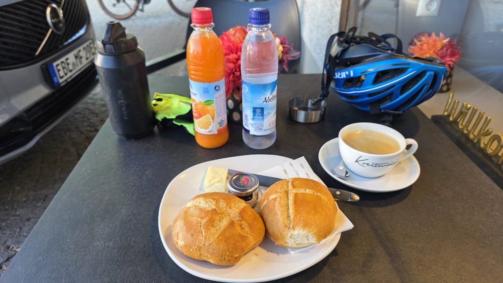 Frühstück mit Semmeln und Kaffee in Schwaberwegen