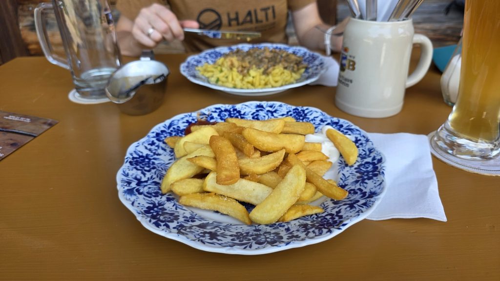 Pommes und Getränke an der Raffner Alm