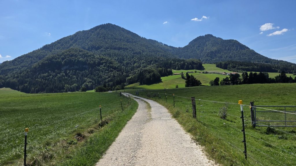 Feldweg mit Blick auf die Chiemgauer Berge