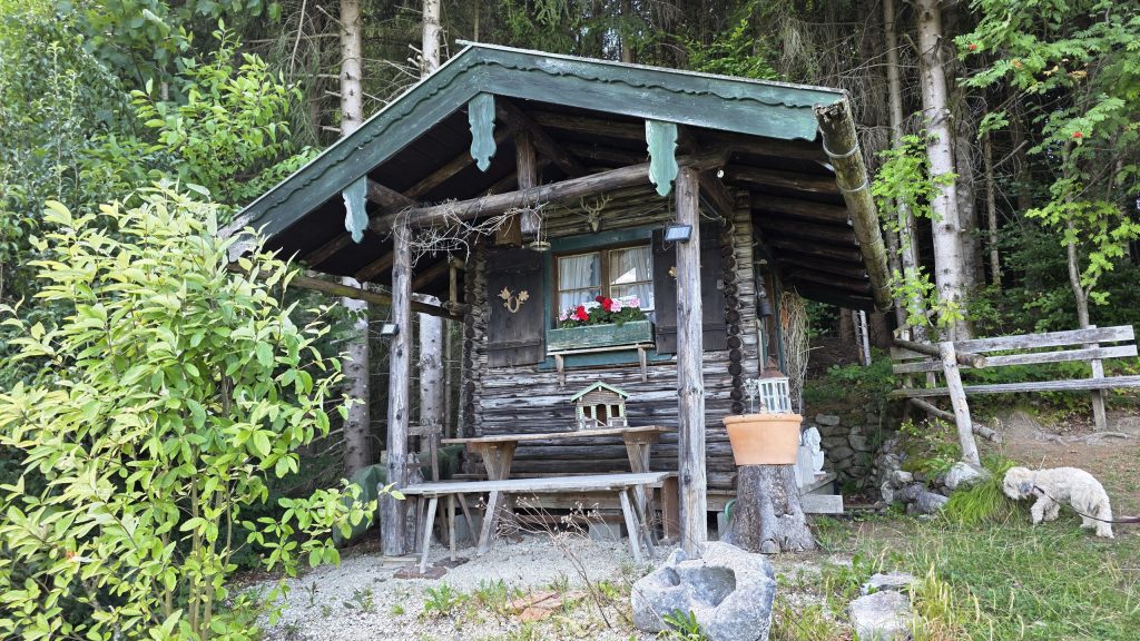 Kleine urige Hütte am Waldrand bei Gstatt