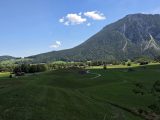 Blick über Almwiesen auf die Chiemgauer Berge