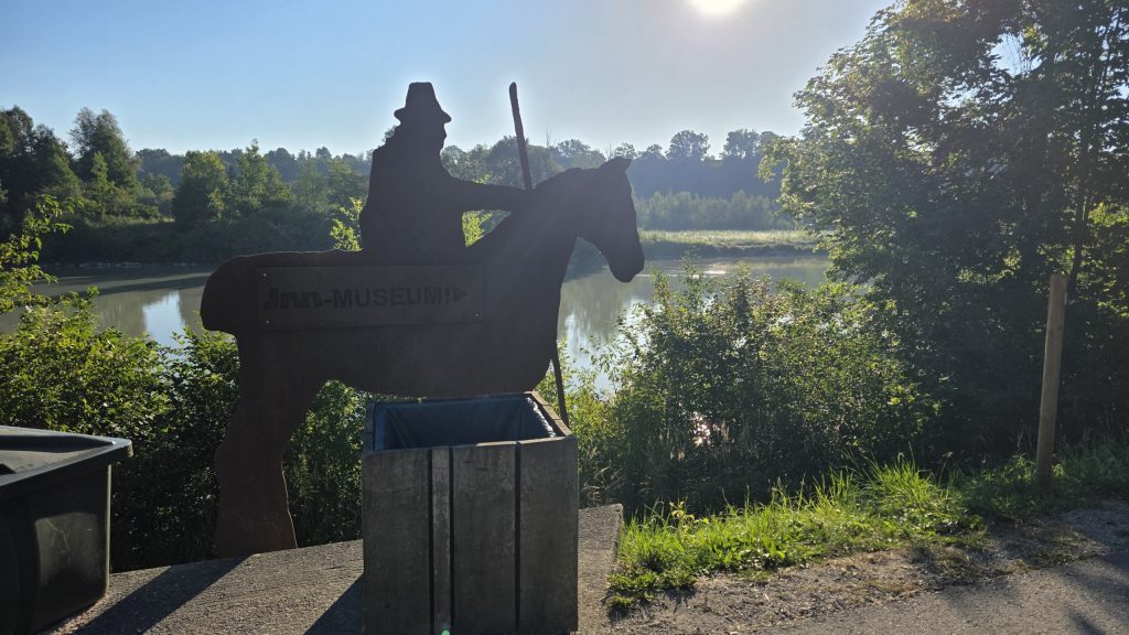 Hölzerne Reiterfigur am Inn in Rosenheim