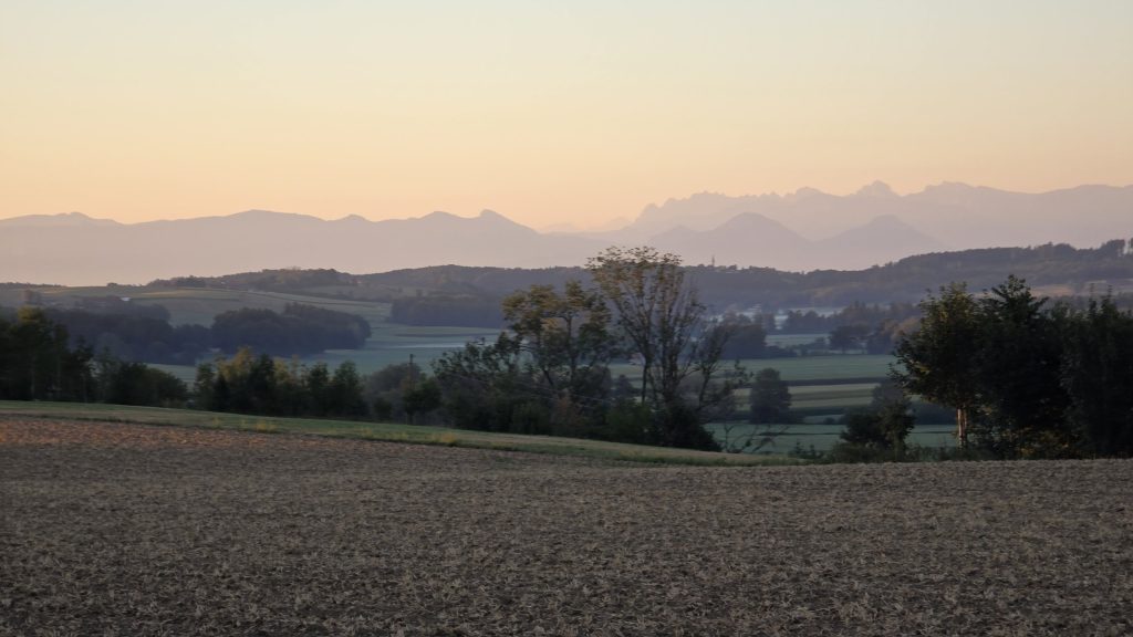 Morgenrot über den Feldern bei Glonn