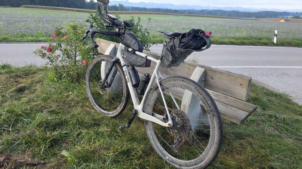 Bepacktes Gravelbike am Straßenrand bei Esterndorf