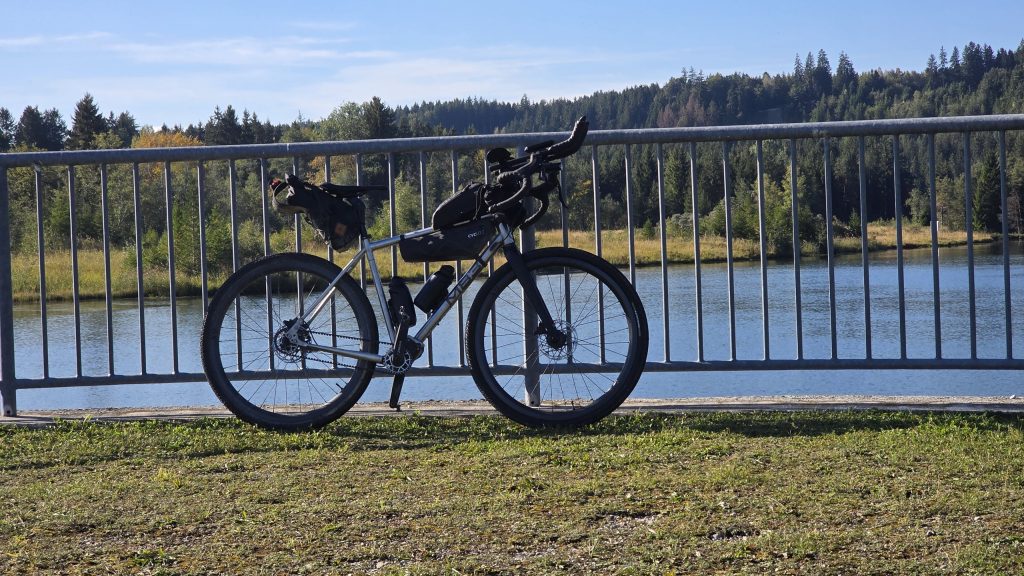 Bepacktes Gravelbike am Lech-Stausee bei Reichling