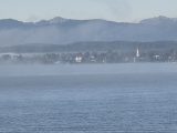 Nebel über dem Starnberger See mit der Alpenkette