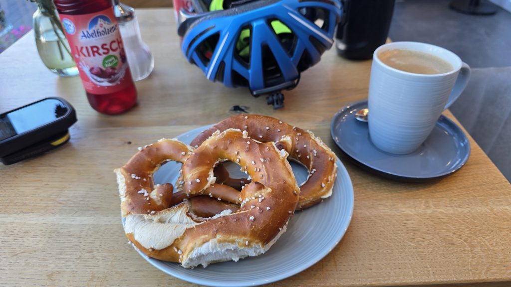 Brezn und Kaffee in Obereberfing
