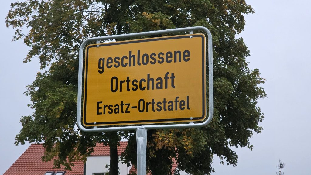 Ortsschild mit dem Hinweis Ersatz-Ortstafel bei Luidenhofen
