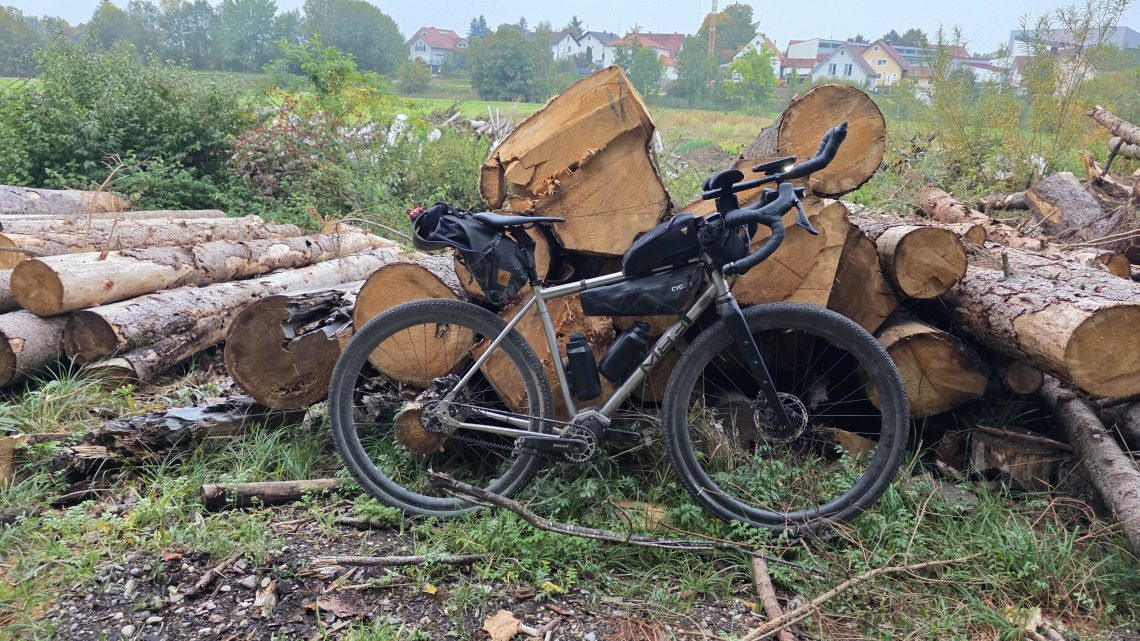 Grauer Feiertag am Lech: Graveltour nach Prittriching