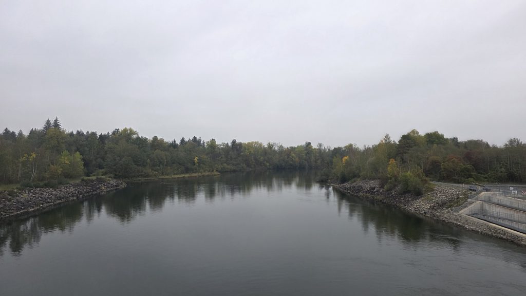 Lech-Stausee bei Prittriching an einem grauen Tag
