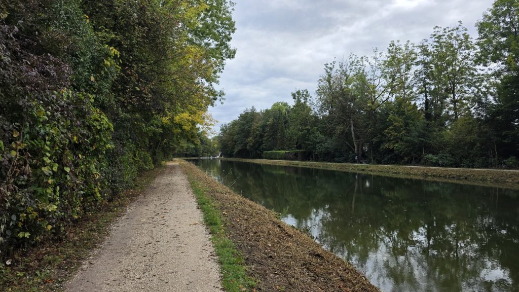 Kanal mit Uferweg bei Olching