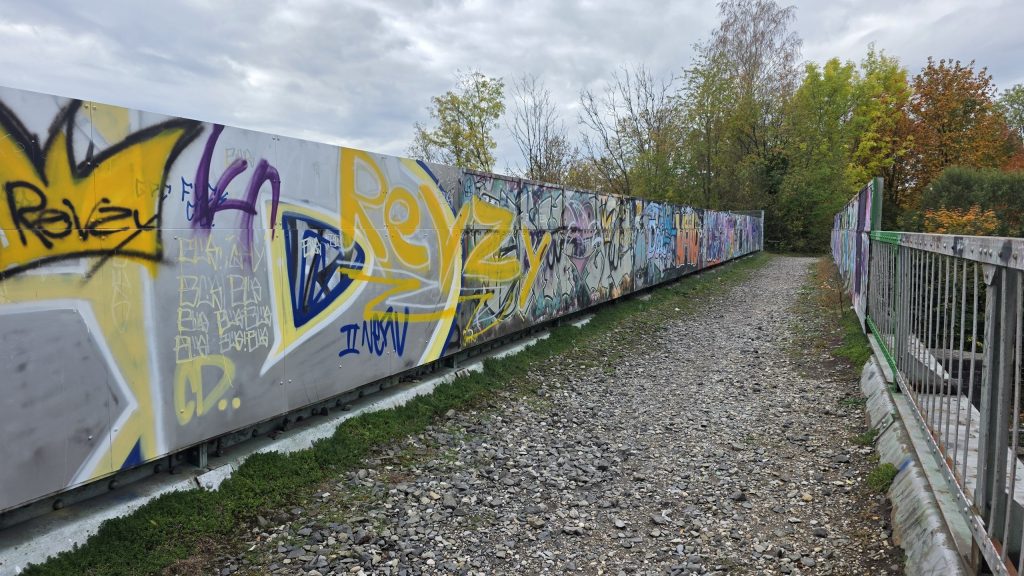 Graffiti-Wand am Radweg in Gröbenzell