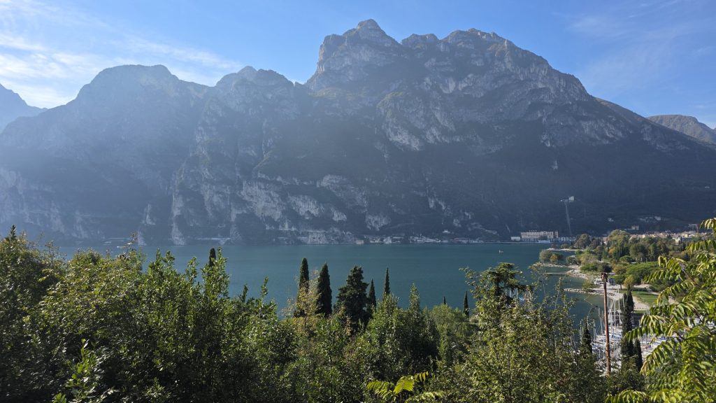 Blick vom Monte Brione auf Riva del Garda