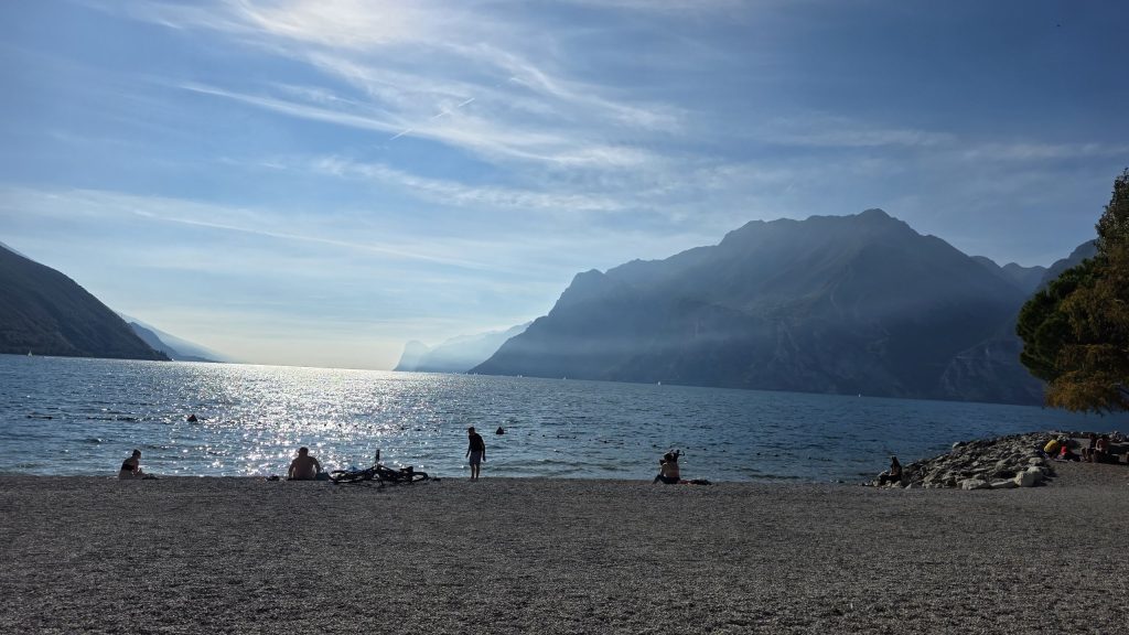 Strand in Torbole mit Blick über den Gardasee
