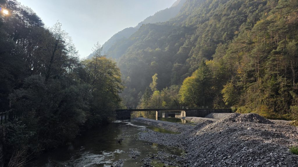 Brücke über den Bach in der Schlucht bei San Michele