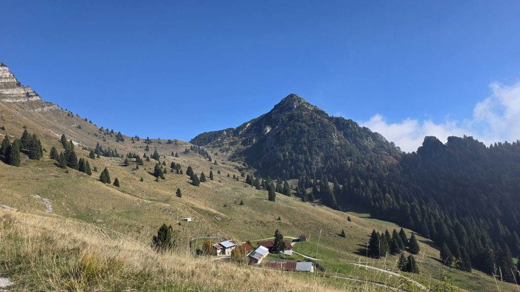 Schotterstraße am Tremalzo mit Gipfelblick
