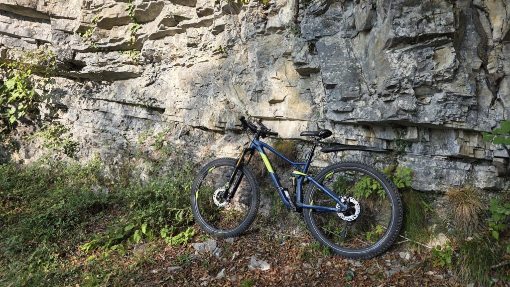 Mountainbike vor einer Felswand bei Corvà